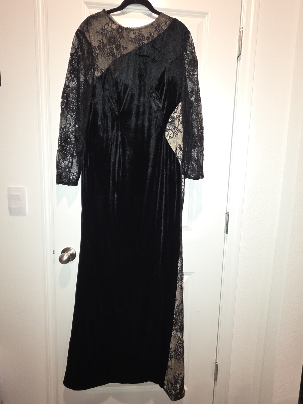 Elegant Black Velvet Floor Length Lace Evening Dress Size 20